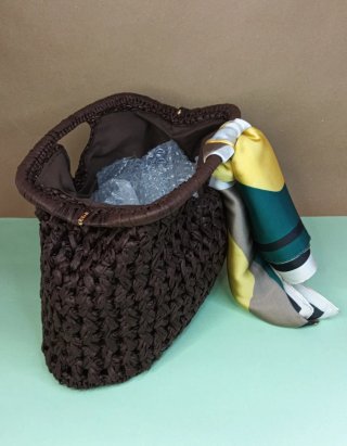 Borsa in rafia cioccolato con foulard setoso