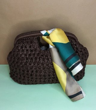 Borsa in rafia cioccolato con foulard setoso