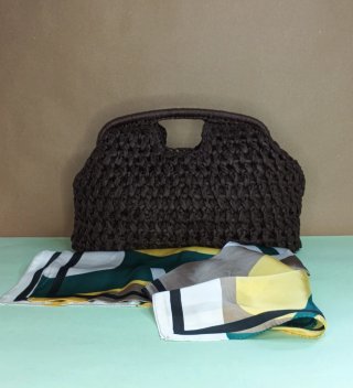 Borsa in rafia cioccolato con foulard setoso