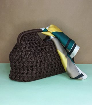 Borsa in rafia cioccolato con foulard setoso