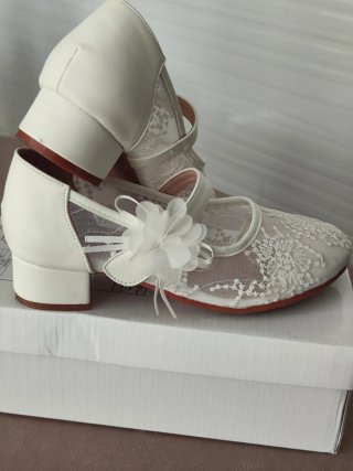 Zapatos de comunión blancos con encaje