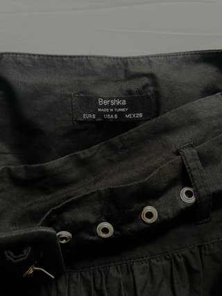 Falda negra vuelo con cinturón Bershka S