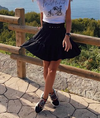Falda negra vuelo con cinturón Bershka S
