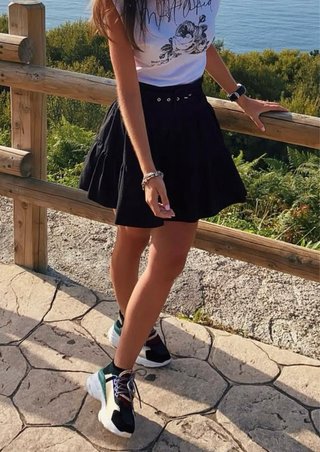 Falda negra vuelo con cinturón Bershka S