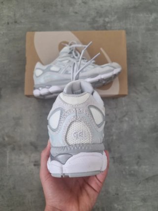 Zapatillas ASICS grises y blancas