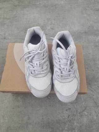 Zapatillas ASICS grises y blancas