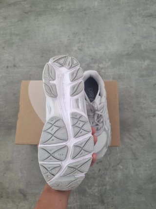 Zapatillas ASICS grises y blancas