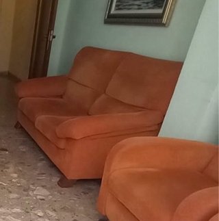 Sofá y sillones naranjas de tela