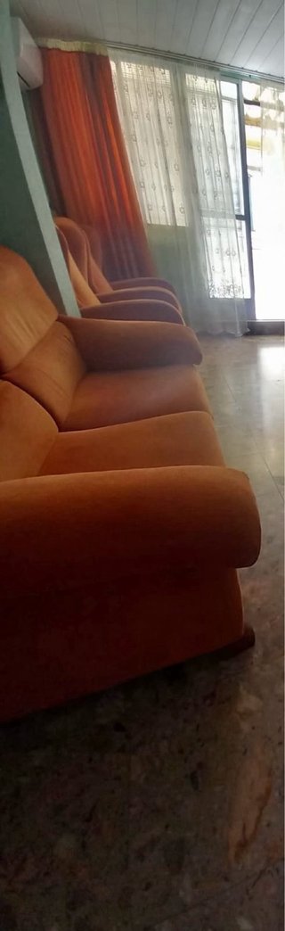 Sofá y sillones naranjas de tela