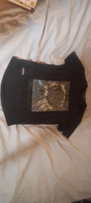 Camiseta Negra con Diseño Gráfico