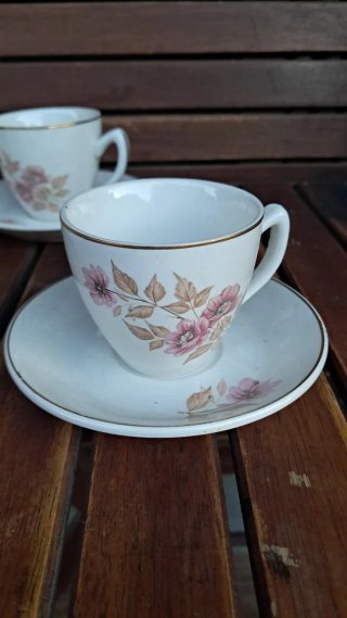 Juego de 4 tazas de porcelana con flores