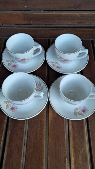 Juego de 4 tazas de porcelana con flores