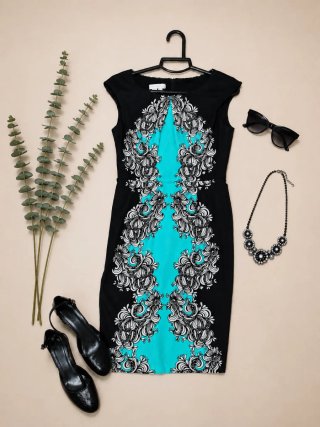Vestido negro con estampado turquesa