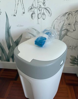 Contenedor de pañales con bolsas