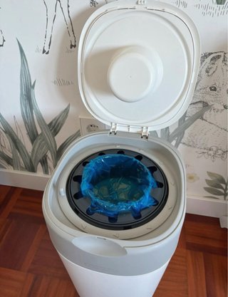 Contenedor de pañales con bolsas