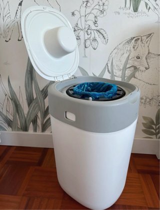 Contenedor de pañales con bolsas