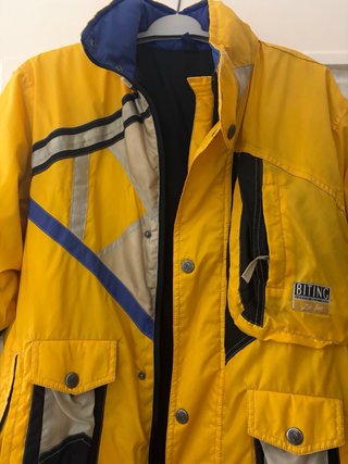Chaqueta de esquí amarilla y negra