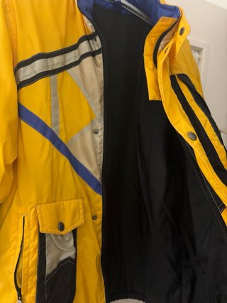 Chaqueta de esquí amarilla y negra