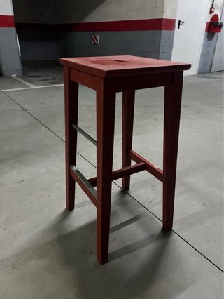 Taburete de madera rojo