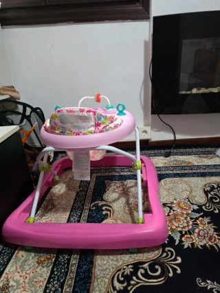 Passeggino rosa per neonati con giocattoli