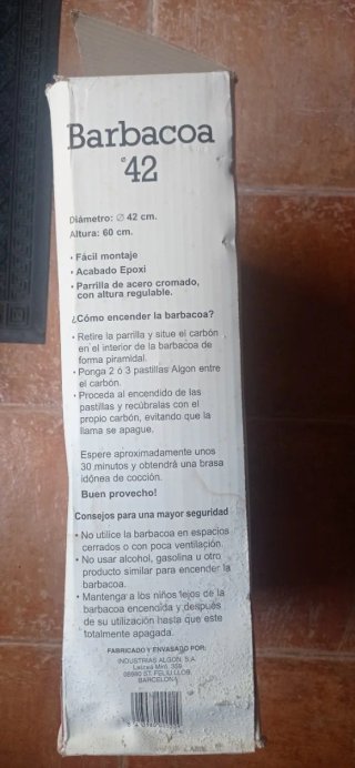 Barbacoa metálica y leña