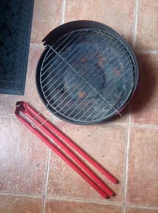 Barbacoa metálica y leña