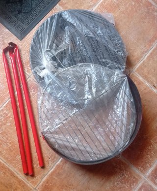 Barbacoa metálica y leña