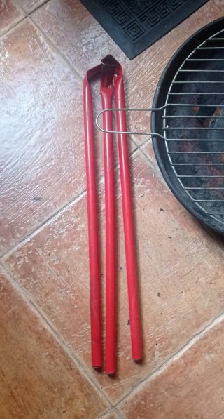 Barbacoa metálica y leña