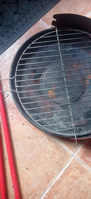 Barbacoa metálica y leña