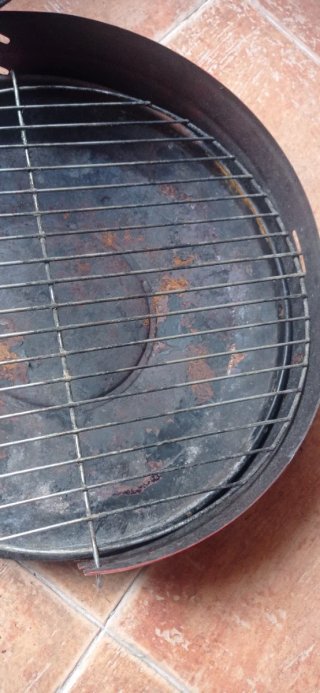 Barbacoa metálica y leña