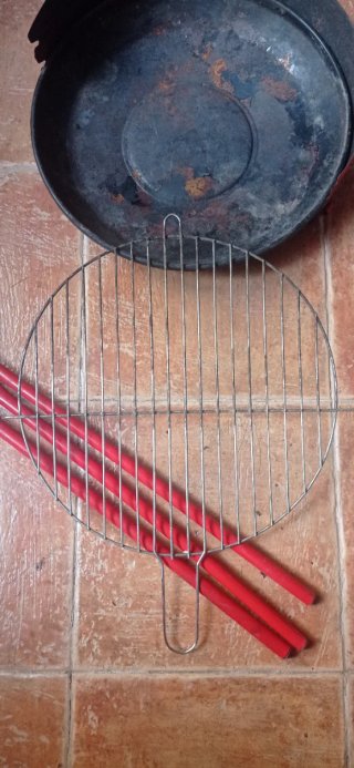Barbacoa metálica y leña