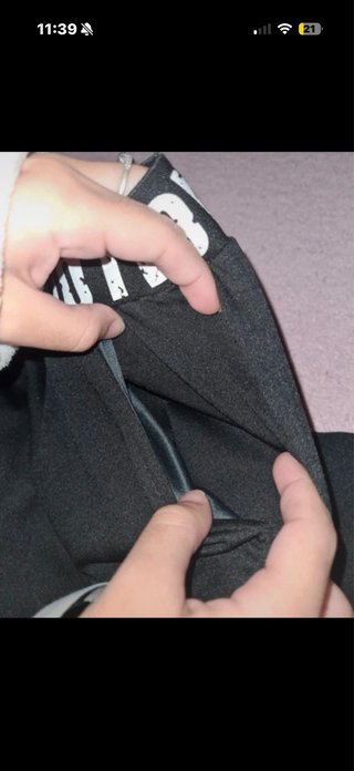 Pantalones negros con logo LOVE