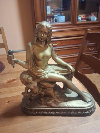 Figura mujer con niño bronce