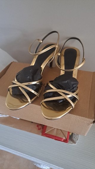 Sandalias doradas tacón fino