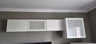 Mueble de pared blanco y cristal