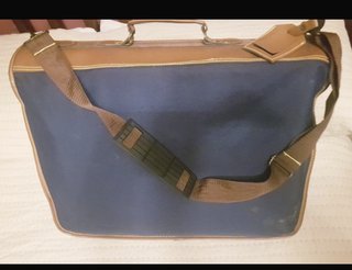 Maleta de viaje azul y marrón