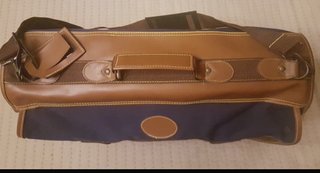 Maleta de viaje azul y marrón