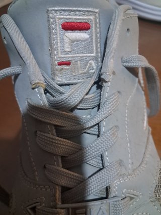 Zapatillas Fila Grises y Blancas