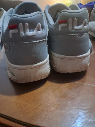 Zapatillas Fila Grises y Blancas