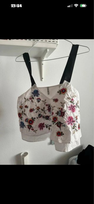 Top bordado floral Stradivarius talla L – como nue