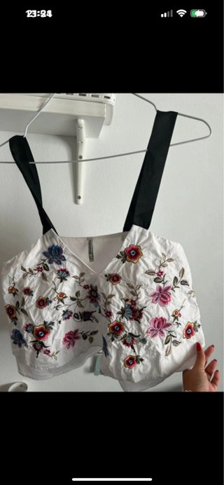 Top bordado floral Stradivarius talla L – como nue