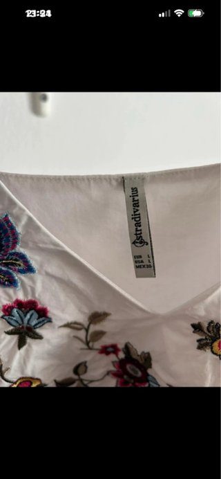 Top bordado floral Stradivarius talla L – como nue