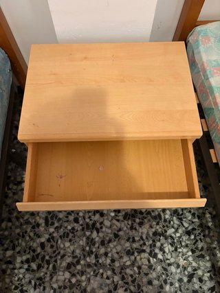 Mesita de noche de madera