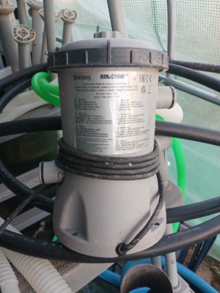 Depuradora de piscina gris con mangueras