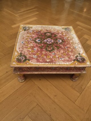 Taburete indio de madera pintado