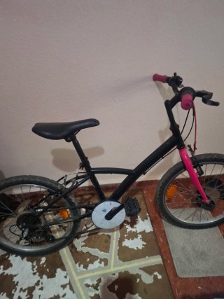 Bicicleta infantil negra y rosa