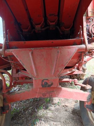 Cosechadora agrícola roja