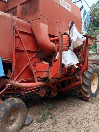 Cosechadora agrícola roja