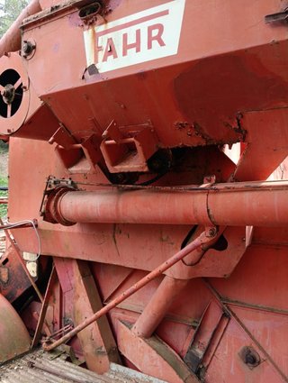 Cosechadora agrícola roja