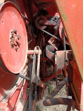 Cosechadora agrícola roja